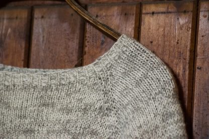 Detaljbild på stickad raglantröja från Yarns & Barns