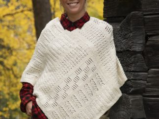 Poncho mönsterstickad i naturvitt, knitkit från Yarns & Barns