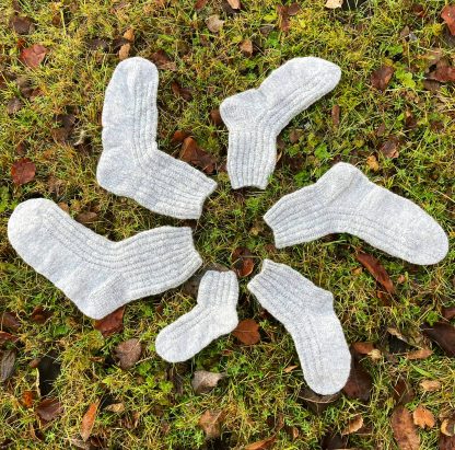 Stickade sockor i olika storlekar från Yarns & Barns